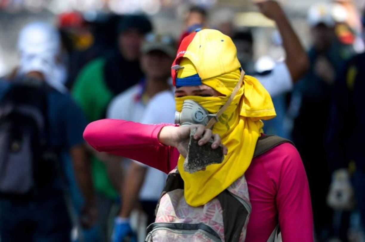 Los manifestantes se defendieron con piedras en los enfrentamientos de este día.
