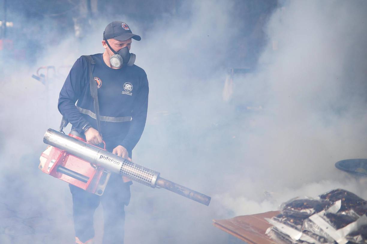 Las imágenes del operativo de fumigación masiva contra el dengue en El Salvador
