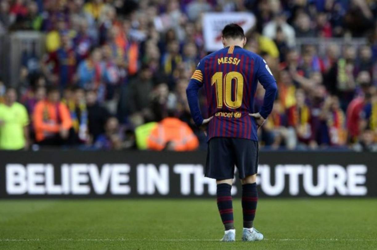 La decepción era evidente en Lionel Messi al ver como eran derrotados en su propio campo.