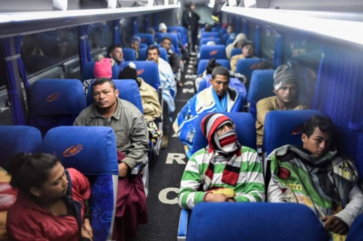 Las autoridades locales dispusieron autobuses para llevar a algunos de los migrantes afectados por las bajas temperaturas en el país andino.