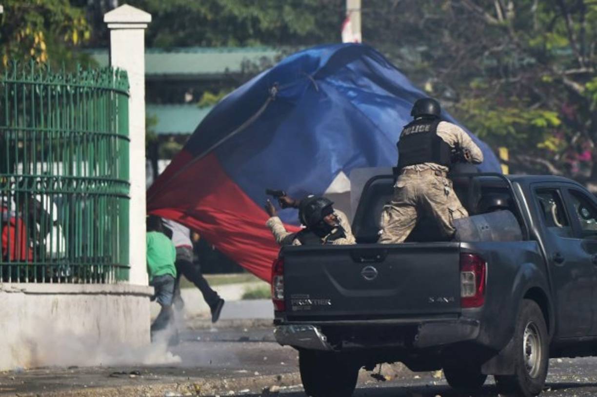 En un informe publicado el mes pasado, la investigación de una malversación de fondos para el desarrollo, descubrió también que la firma bananera Agritrans, propiedad de Moise, recibió dinero para mejorar una ruta pero no se apareció ningún contrato para esa obra.<br/><br/>Moise, como casi todos los candidatos en Haití, hizo promesas populistas. Prometió 'comida en cada plato y dinero en cada bolsillo'. Sin embargo, la mayoría de los haitianos todavía luchan por sobrevivir y enfrentan la inflación que aumentó un 15% desde su elección en febrero de 2017.