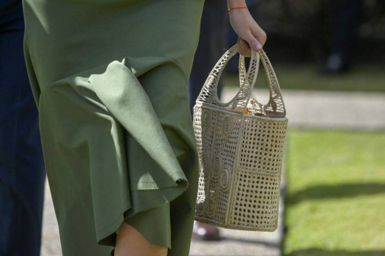 La empresaria estadounidense eligió una bolsa artesanal para complementar su atuendo.