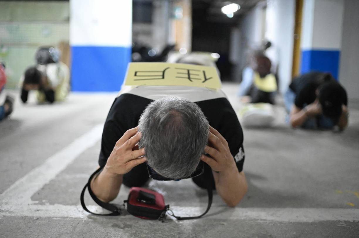 Los civiles fueron guiados a refugios o búnkers para ponerse a salvo de un posible ataque aéreo en el simulacro realizado hoy en Taipéi.