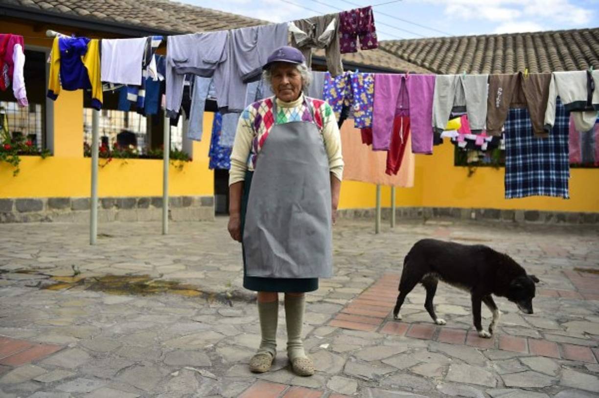 En una época de aparatos domésticos, Delia Veloz saca la mugre ajena sobre piedras ásperas en la lavandería pública La Ermita, en Quito.<br/><br/>A sus 74 años, es una de las últimas mujeres dedicadas a este oficio. Lo lleva haciendo cinco décadas.