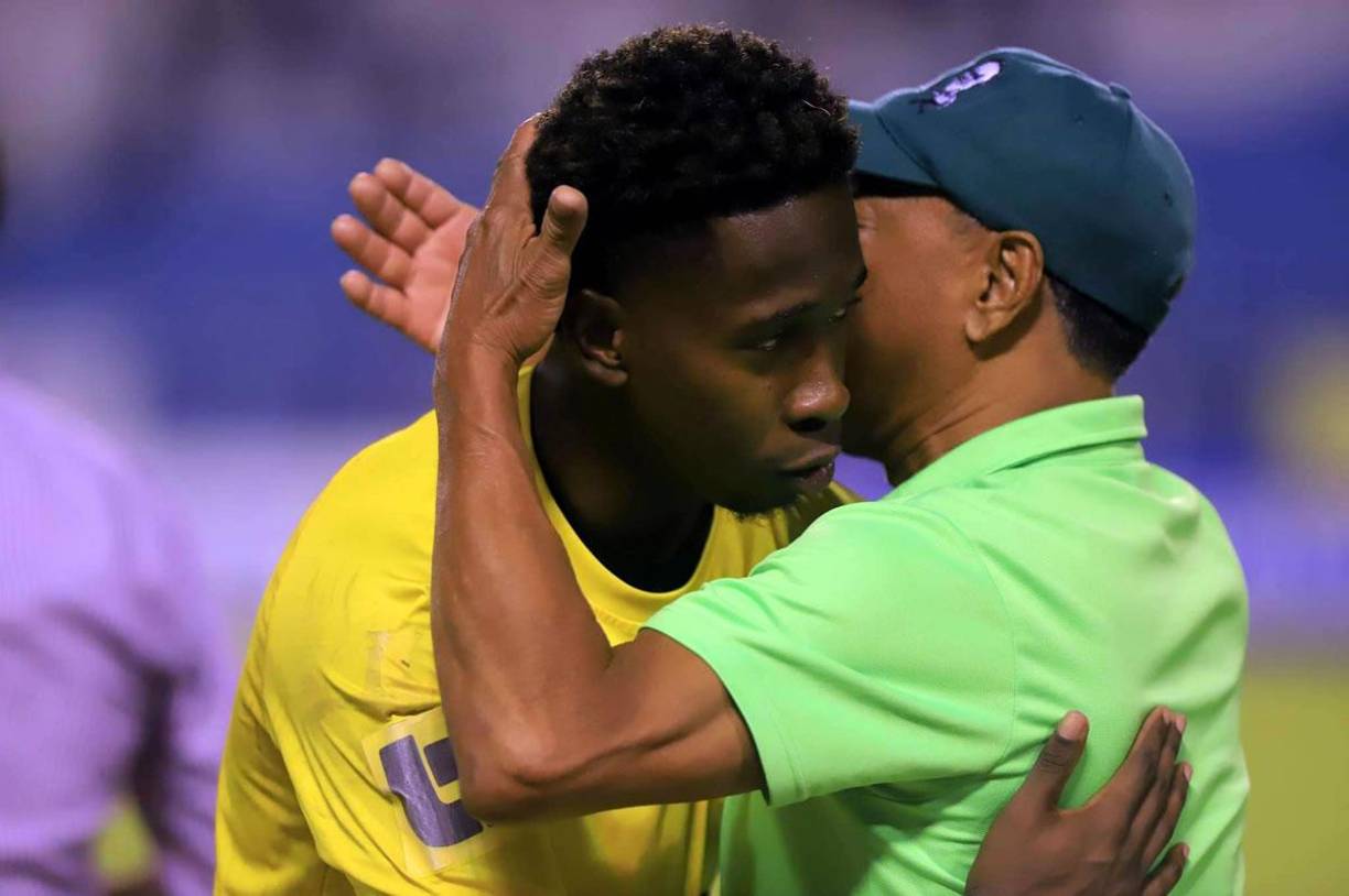 El kinesiólogo del Marathón, Mauricio ‘Maní’ Suazo, saludando al portero del Olimpia, Alex Güity, al final del partido.