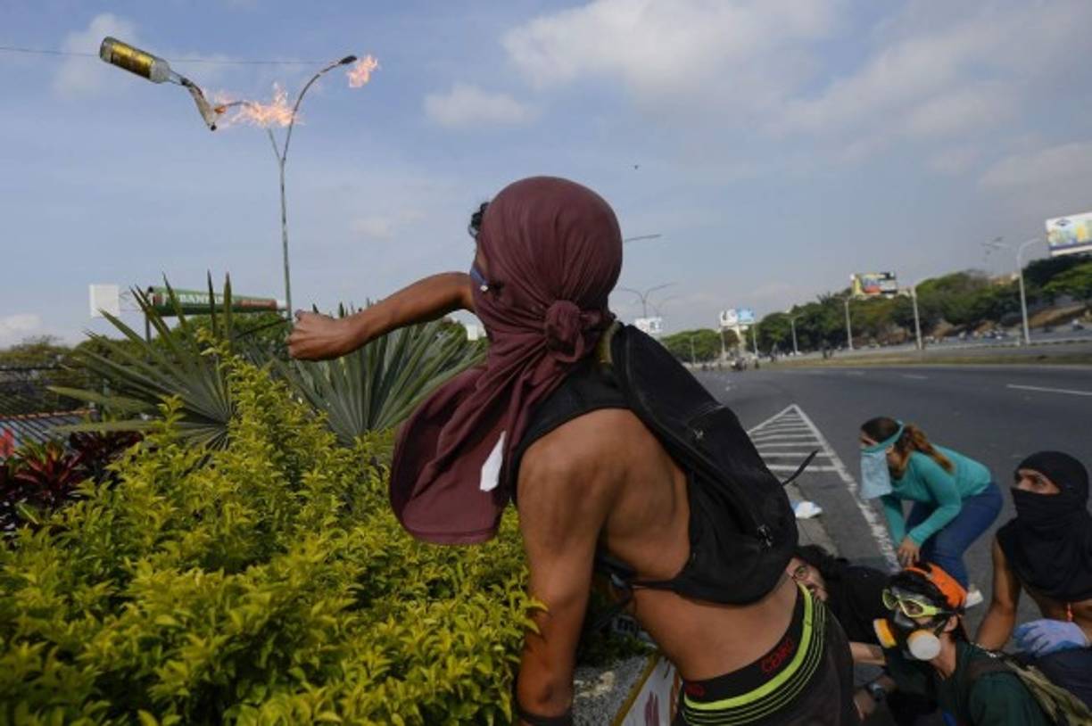Los opositores cortaron varias calles en Caracas para impedir el paso de las fuerzas de seguridad del Gobierno.