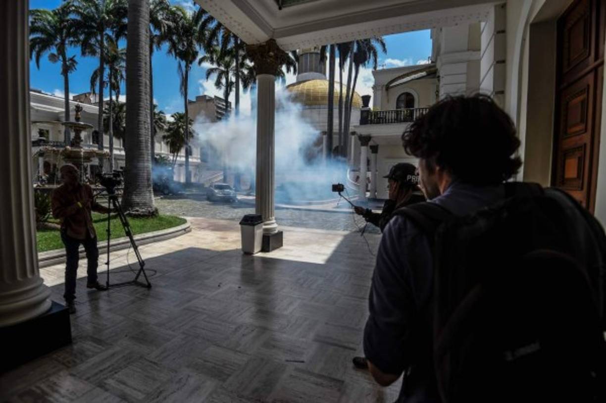 Periodistas que cubrían el acto fueron obligados por encapuchados a dejar de grabar y tomar fotografías, y a salir del Palacio Legislativo. Uno de los hombres portaba un arma de fuego.