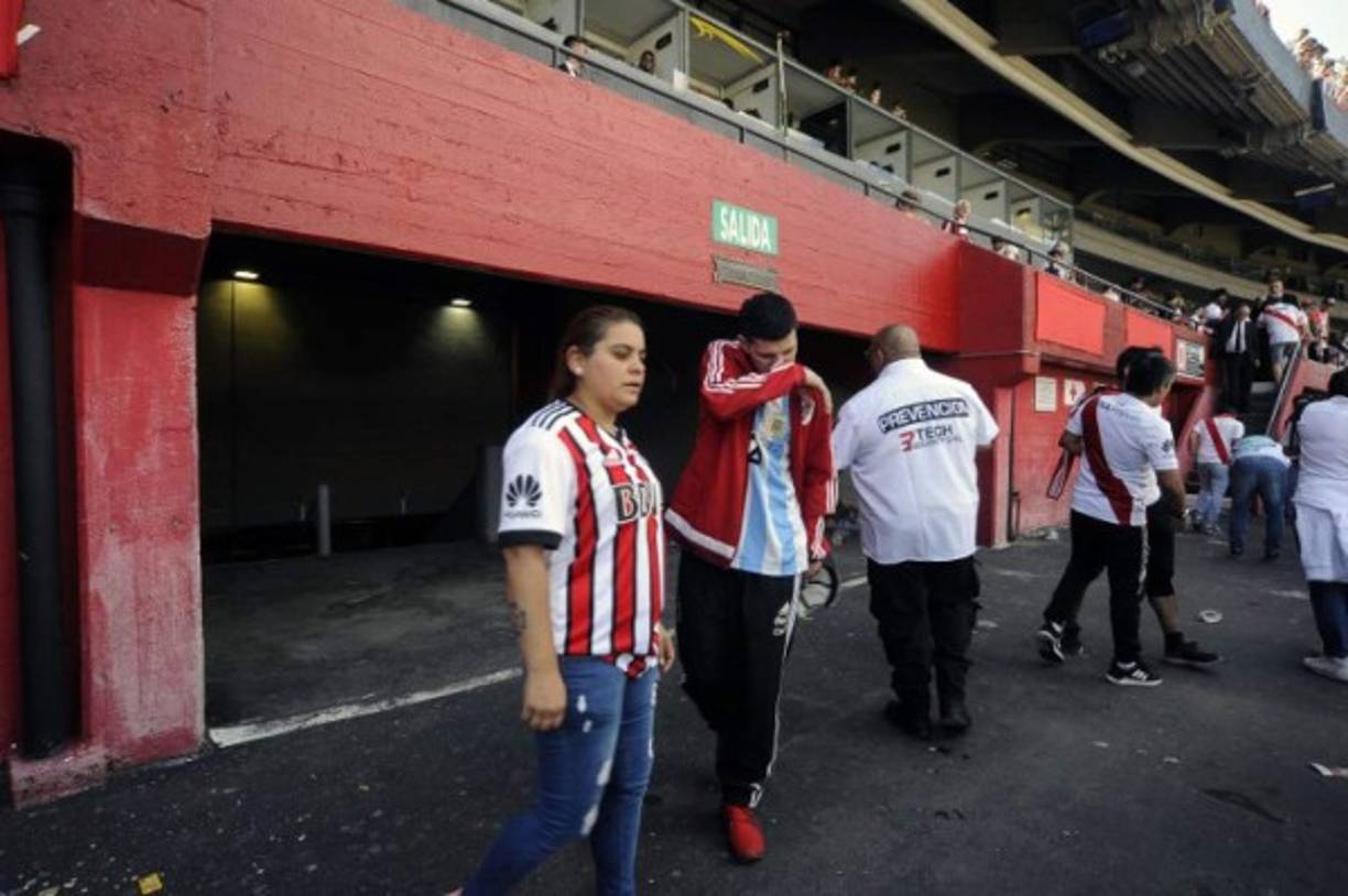 Varios hinchas fueron arrestados durante los confusos hechos, que incluso llegaron a afectar la salida de los aficionados del estadio, produciendo escenas de pánico cuando se ordenó el desalojo.