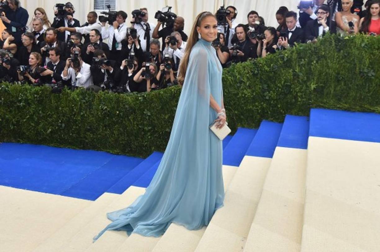 Jennifer López lució bellísima con su vestido que adornó con hermosas joyas Harry Winston.