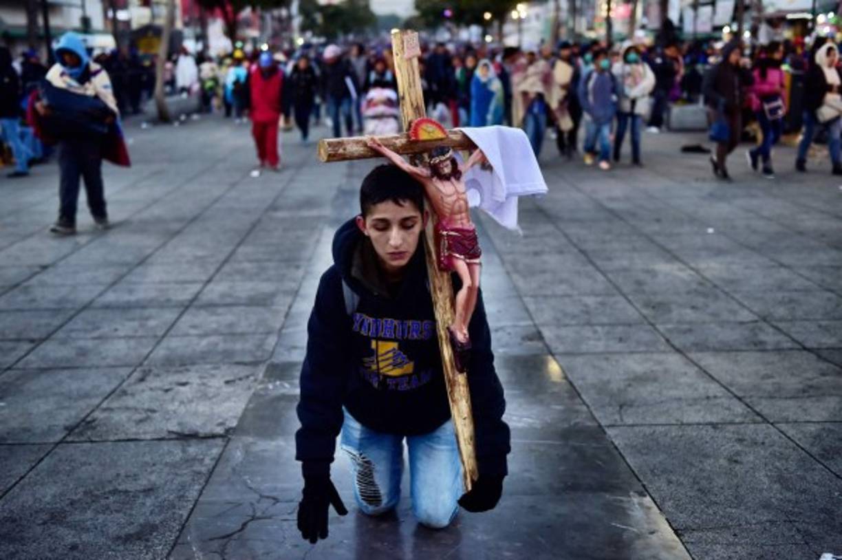 Los penitentes dieron ejemplo de fervor a su llegada a la Basílica de Guadalupe.