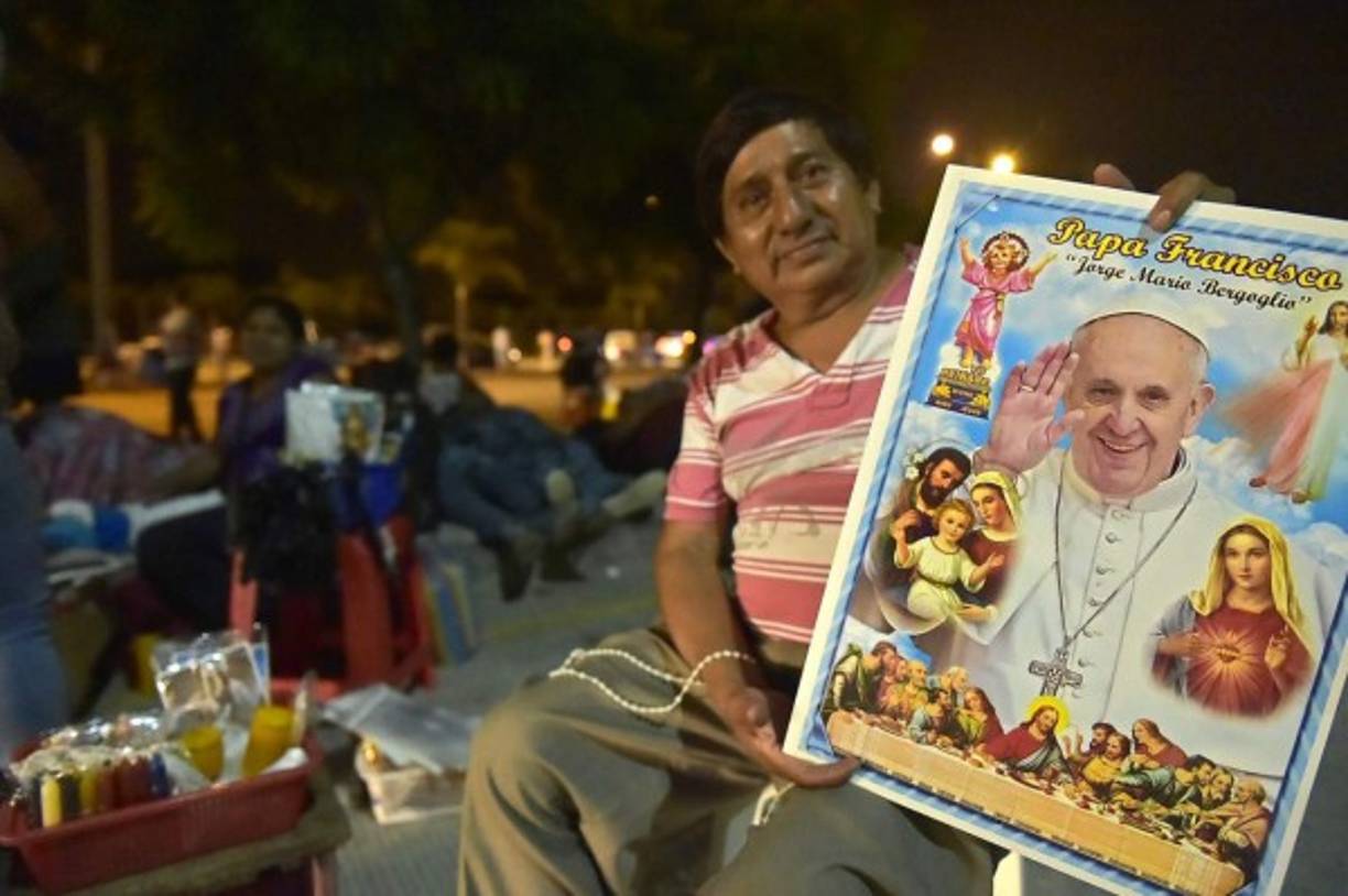 El papa Francisco terminará su viaje a Ecuador, que concluirá mañana con otros dos actos, muy impresionado por la participación popular, según explicó el portavoz del Vaticano Federico Lombardi en la habitual rueda de prensa que cierra la jornada.