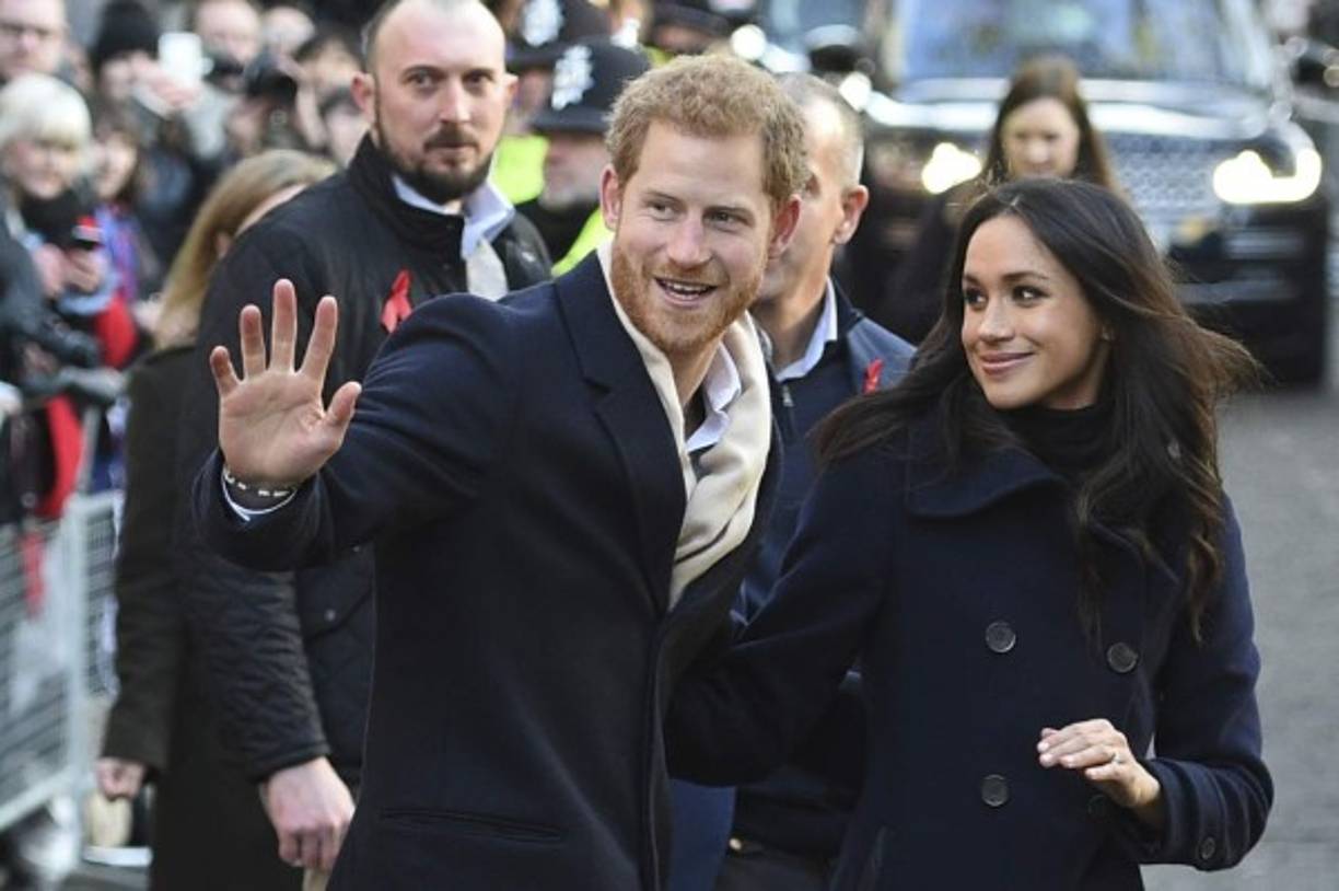 No era exactamente Hollywood, pero Nottingham estaba decidido a darles el trato de alfombra roja al príncipe Harry y Meghan Markle en su primer evento público desde que anunciaron su compromiso este lunes.<br/>