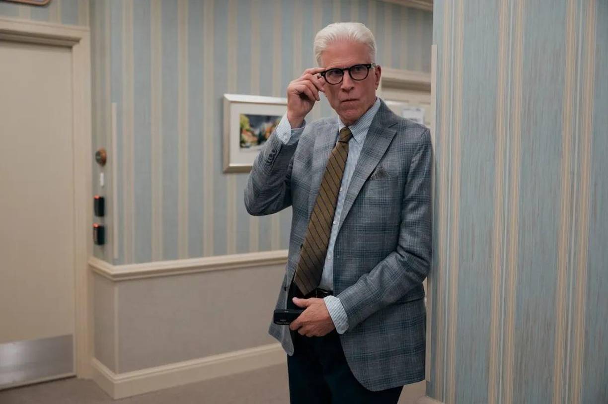 Un hombre infiltrado (A Man on the Inside) de Netflix: Esta comedia de Michael Schur, protagonizada por Ted Danson, sigue a un arquitecto jubilado que se infiltra en una residencia de ancianos para resolver un robo de joyas. La serie equilibra la dulzura de la comedia con un estudio conmovedor de la vejez.