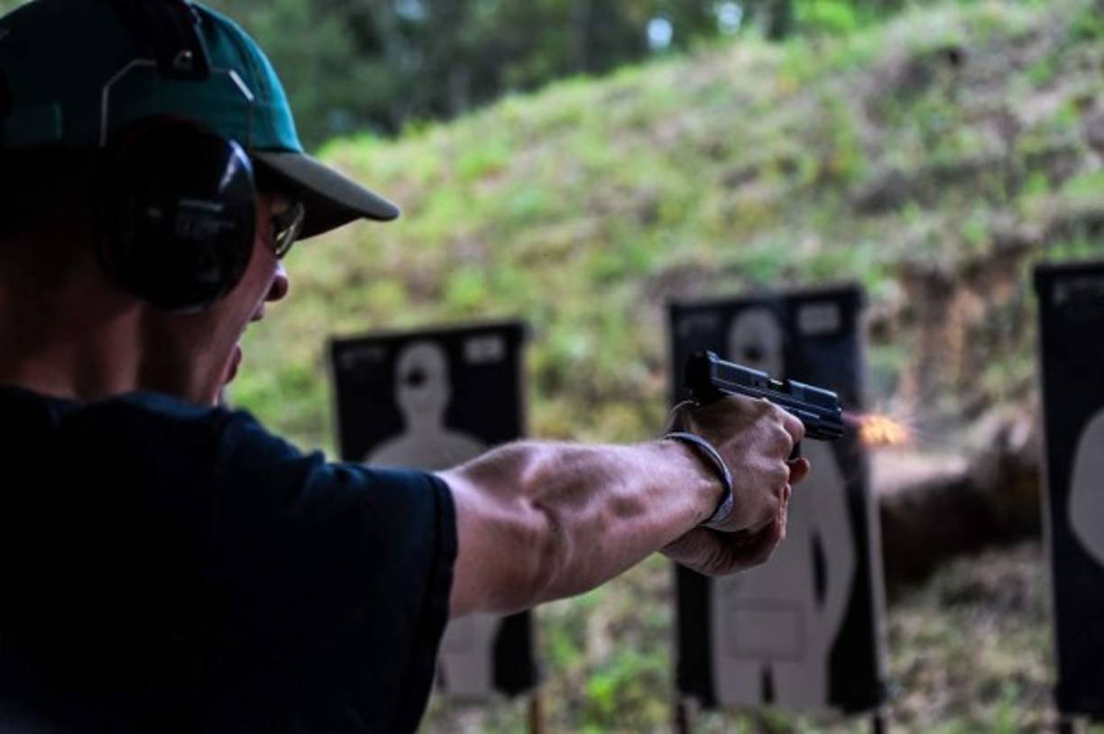 Y en Nueva York, cuyas leyes sobre armas son más estrictas que en el estado de Misisipi, las solicitudes de permisos es tal que demoraran meses en tramitarse, 'Normalmente, llevaba seis meses, ahora más de 14', afirma John DeLoca, dueño del salón de tiro Seneca en Queens.