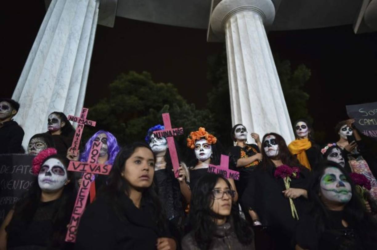 El Día de Muertos es una celebración tradicional de origen mesoamericano que honra a los difuntos. Se celebra principalmente los días 1 y 2 de noviembre, aunque en algunos lugares comienza desde el 31 de octubre.