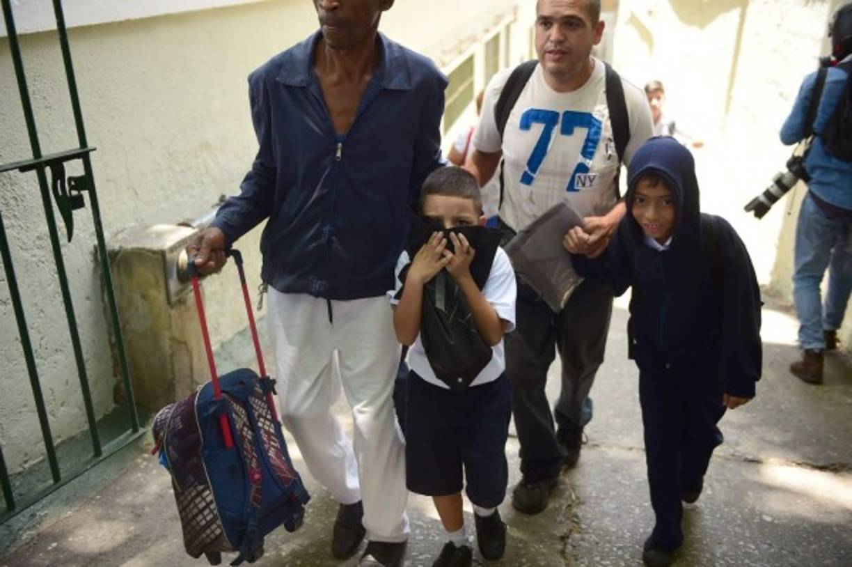 Un grupo de niños tuvo que ser evacuado de una escuela en Caracas que fue alcanzada por los gases lacrimógenos lanzados por las fuerzas de seguridad, durante la dispersión de una protesta opositora.