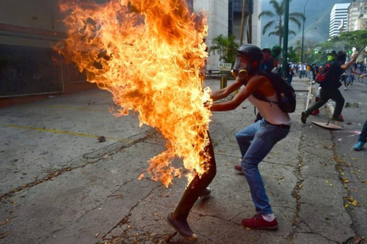 Un manifestante se prendió fuego accidentalmente durante fuertes disturbios en una protesta contra el presidente de Venezuela, Nicolás Maduro, en el este de Caracas.