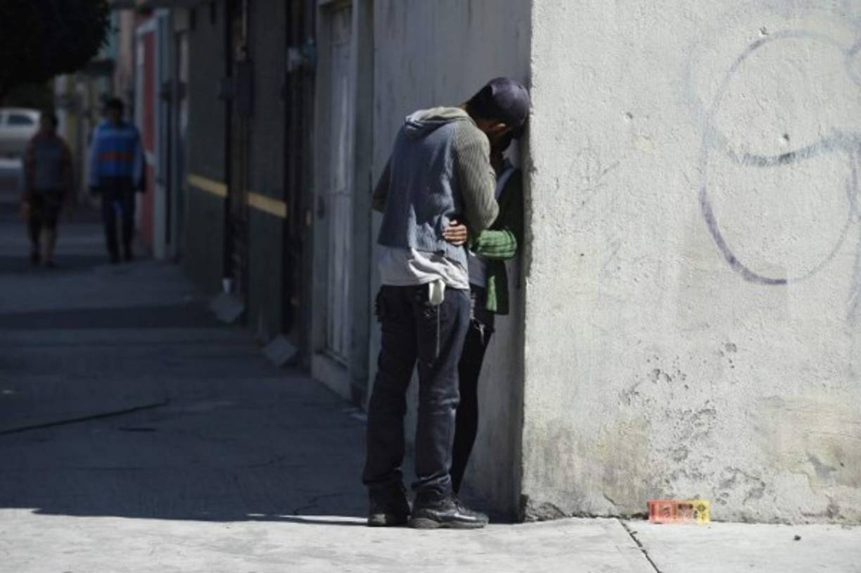 Y algunas parejas no ocultan su amor en las calles de la capital mexicana.