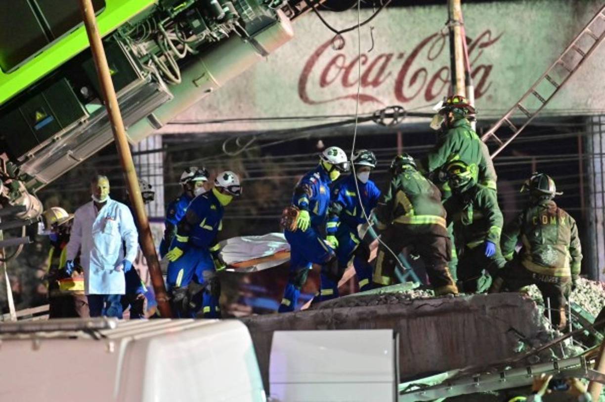 Al lugar llegaron de inmediato los servicios de emergencia para atender a las víctimas y para remover el tren desplomado.