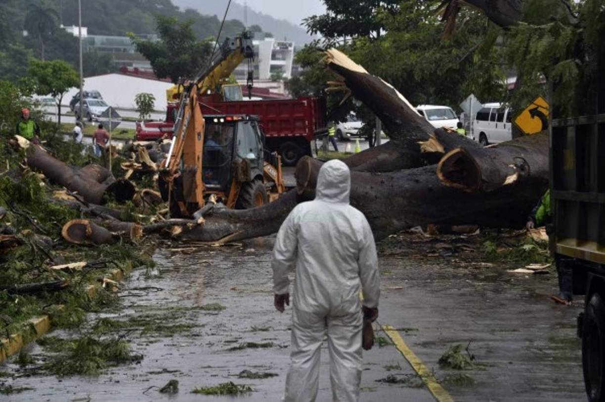 La tormenta tropical Otto, que se encamina a convertirse en huracán, ya dejó cuatro muertos en Panamá , mientras los gobiernos de Costa Rica y Nicaragua evacuan las áreas costeras del Caribe, según informes oficiales.