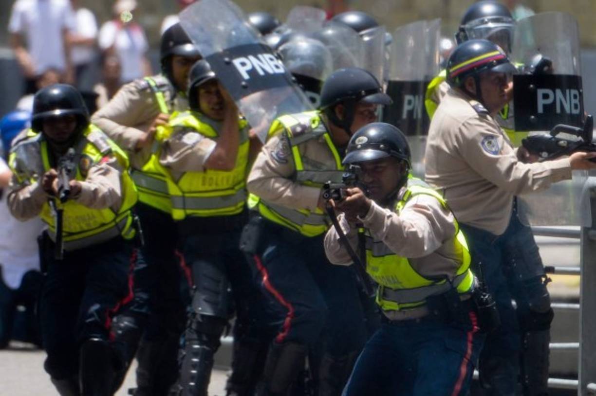 Esta acción generó un despliegue policial aún mayor, con tanquetas y camiones que arrojaban chorros de agua y gases lacrimógenos a los manifestantes, pero Lucena se mantuvo en la primera línea pese a su edad y la violencia que se desató.