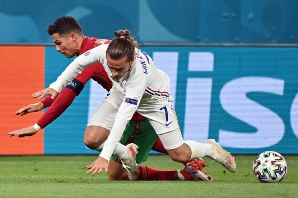 CR7 sufriendo una falta por parte de Antoine Griezmann.