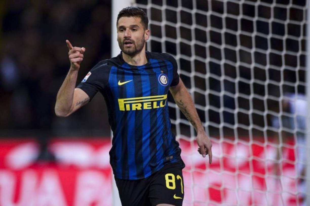 El Chelsea estaría dispuesto a pagar 25 millones de euros al Inter de Milán por la contratación del centrocampista Antonio Candreva, quien llegaría a los blues para repartirse los minutos con Pedro Rodríguez, informa 'Premium Sport'.