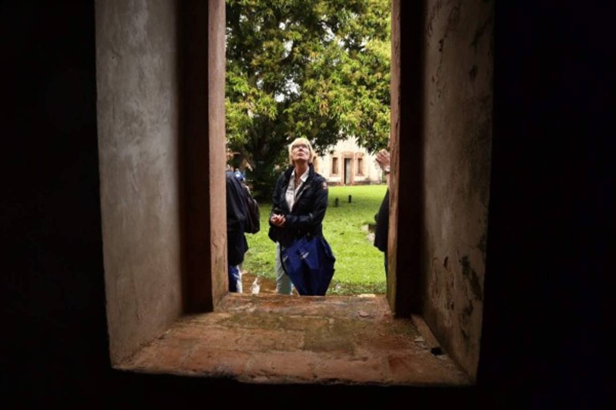 Una turista observa la belleza de la fortaleza de San Fernando de Omoa.