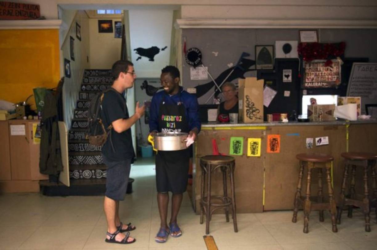 La ONG alberga a decenas inmigrantes africanos que llegaron recientemente a España en precarias embarcaciones.