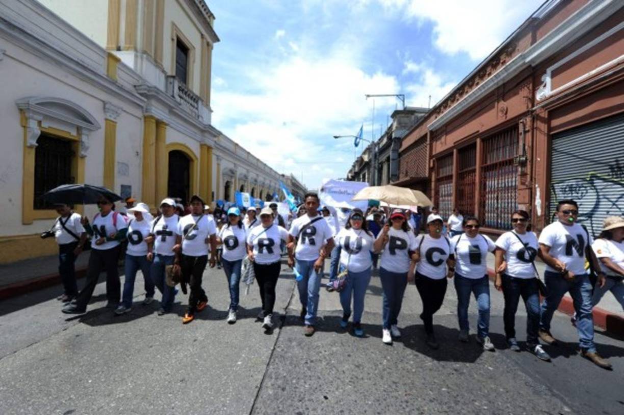 Según la denuncia en su contra, Pérez y Baldetti daban las órdenes para poner a personas que les permitieran tener el control total de la SAT, beneficiándose de los sobornos.