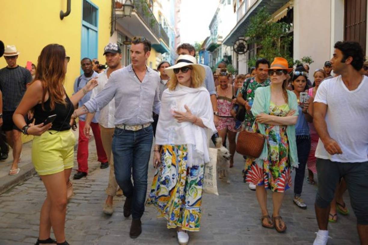 Madonna tiene lazos familiares que la unen a la isla caribeña, ya que el padre de su hija Lourdes es el coreógrafo y actor cubano Carlos León.