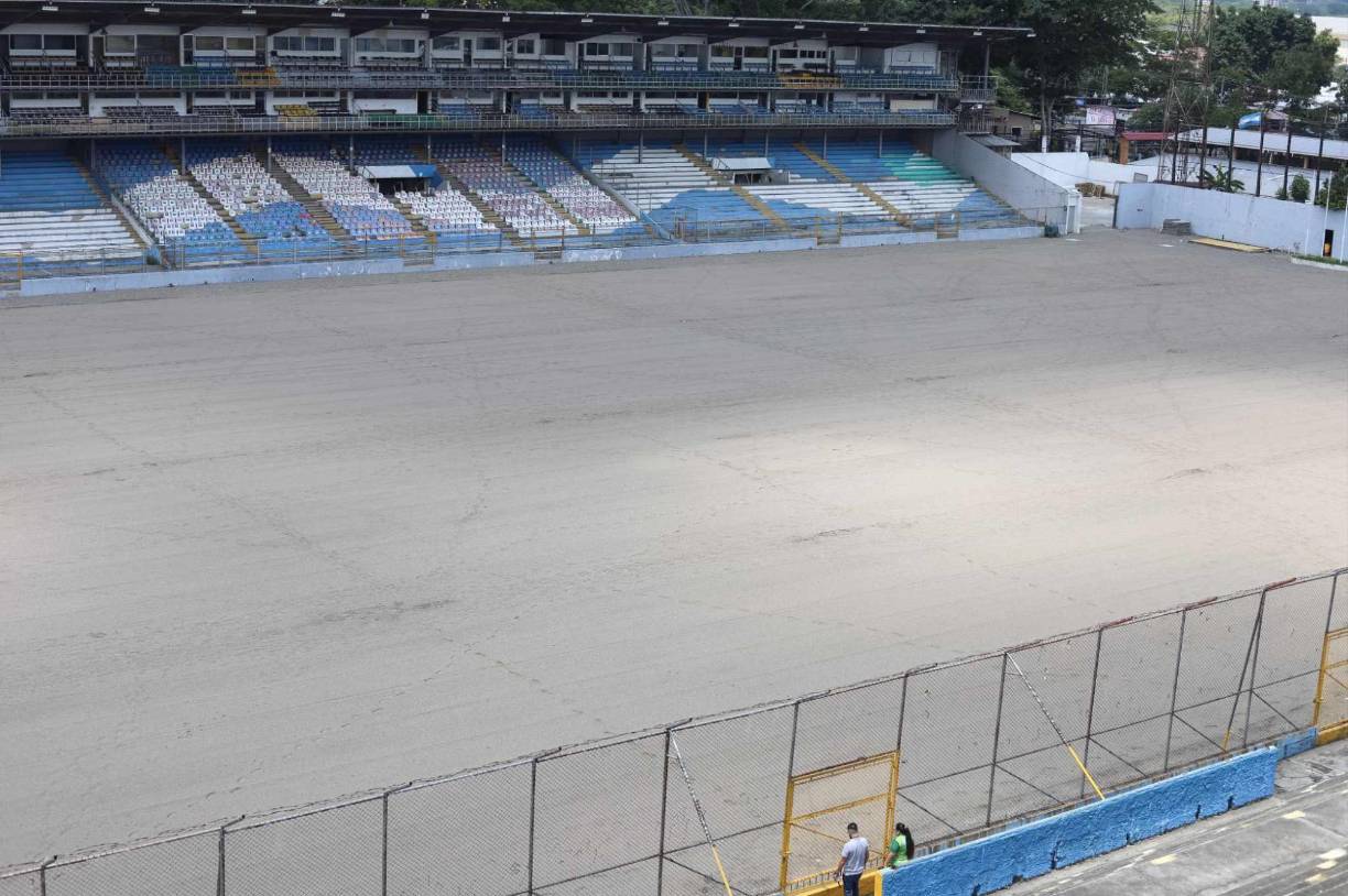 Los trabajos para que el estadio Francisco Morazán cuente con una cancha de primer mundo siguen detenidos debido a que la maquinaria encargada de realizar los procesos finales de la obra está varada.