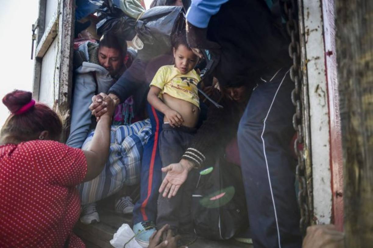 De acuerdo con un censo elaborado por las autoridades cuando la caravana pasó por Ciudad de México, en el gran grupo que avanza hacia el norte hay 1,726 menores de edad (310 de ellos entre cero y cinco años) y 24 mujeres embarazadas.