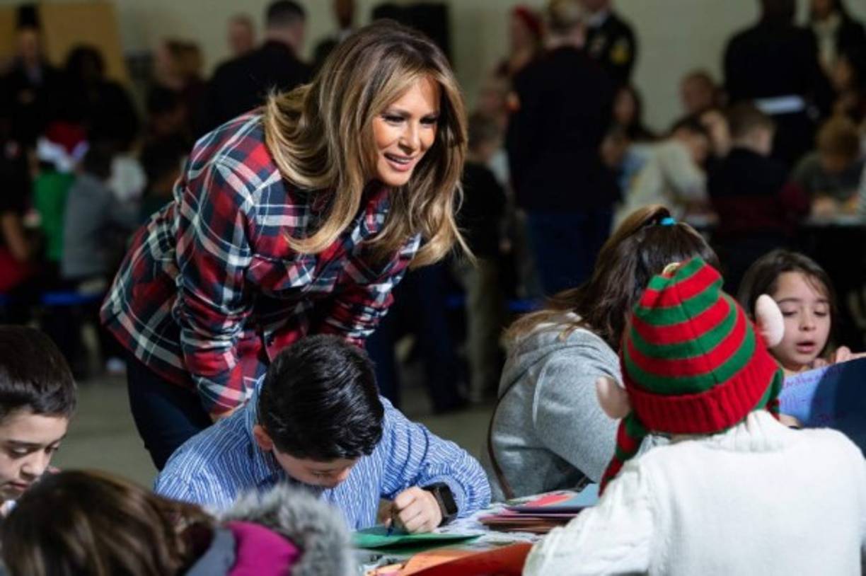 La primera dama lució radiante durante el evento, tras una semana de solemnes eventos en Washington por el funeral de George H.W. Bush.