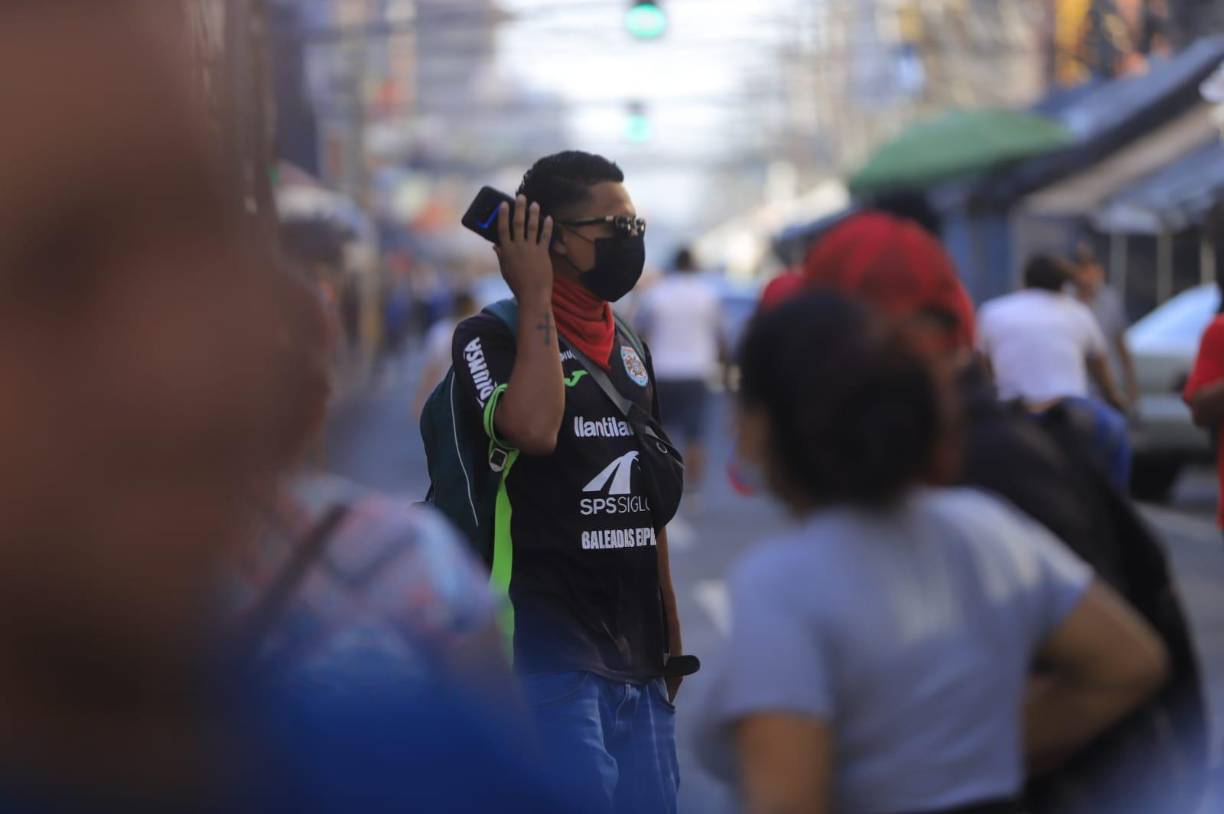 Vendedores ambulantes, armados con palos y piedras, han obligado a comerciantes del centro de la ciudad cerrar los establecimientos, con el objetivo de paralizar el comercio. 