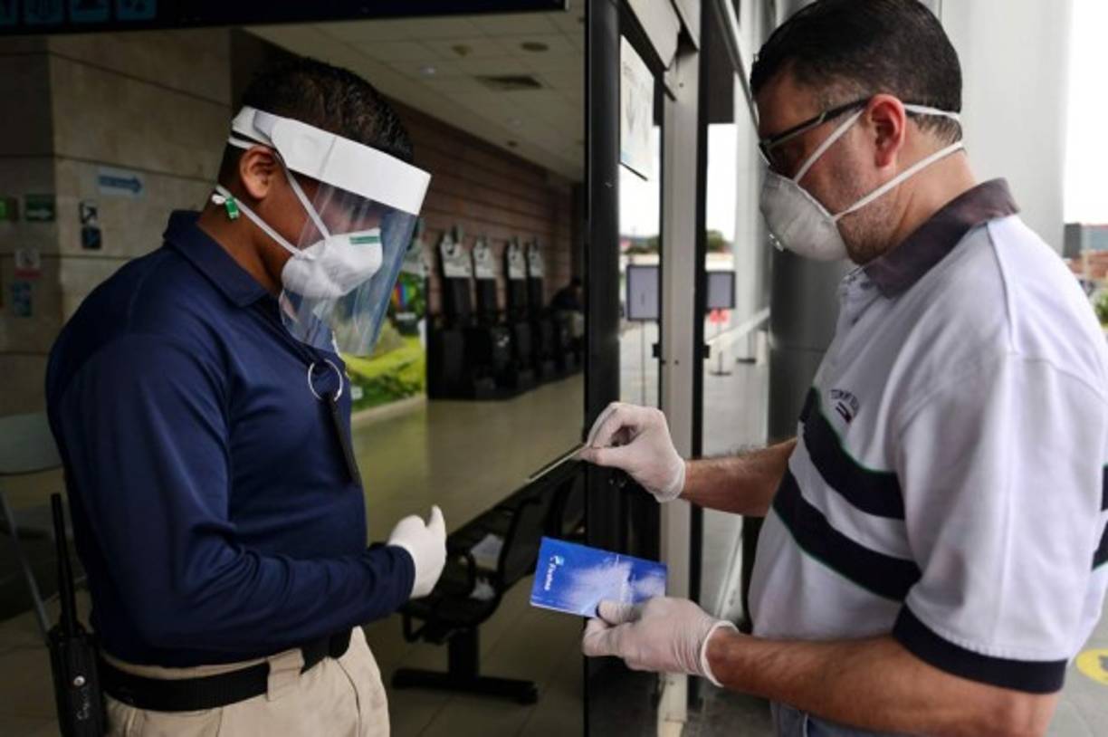 Tanto en los aeropuertos como en las terminales de transporte terrestre se pide la tarjeta de identidad de los viajeros.