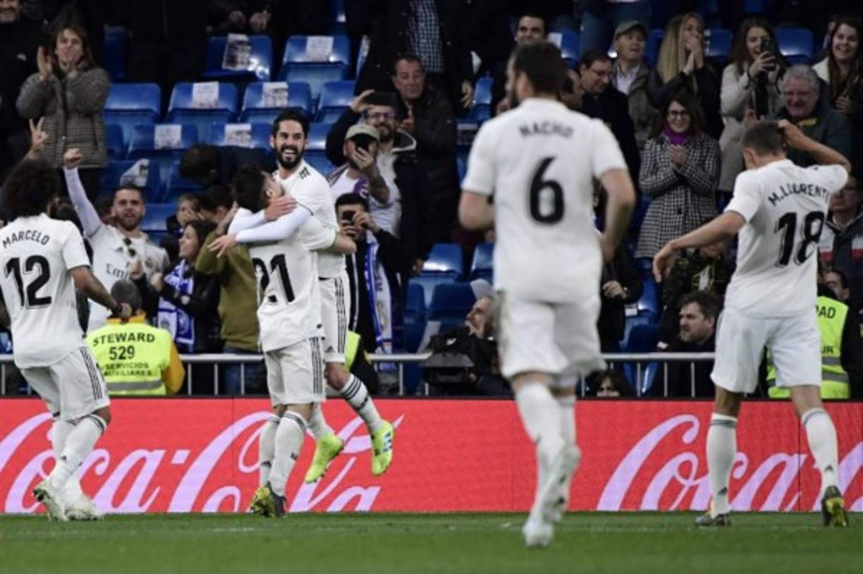 Isco festejando su anotación con los compañeros del Real Madrid.
