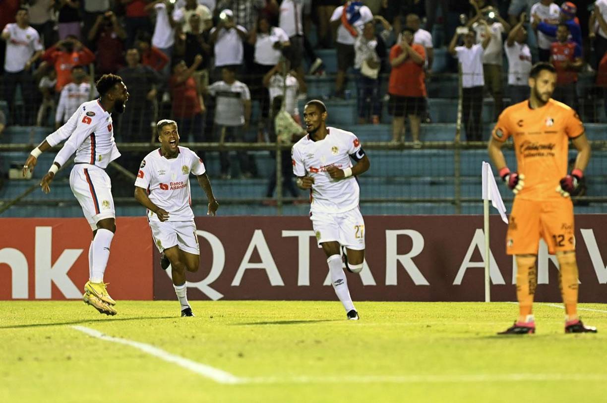 Jerry Bengtson corriendo a celebrar su gol tras marcar el penal.
