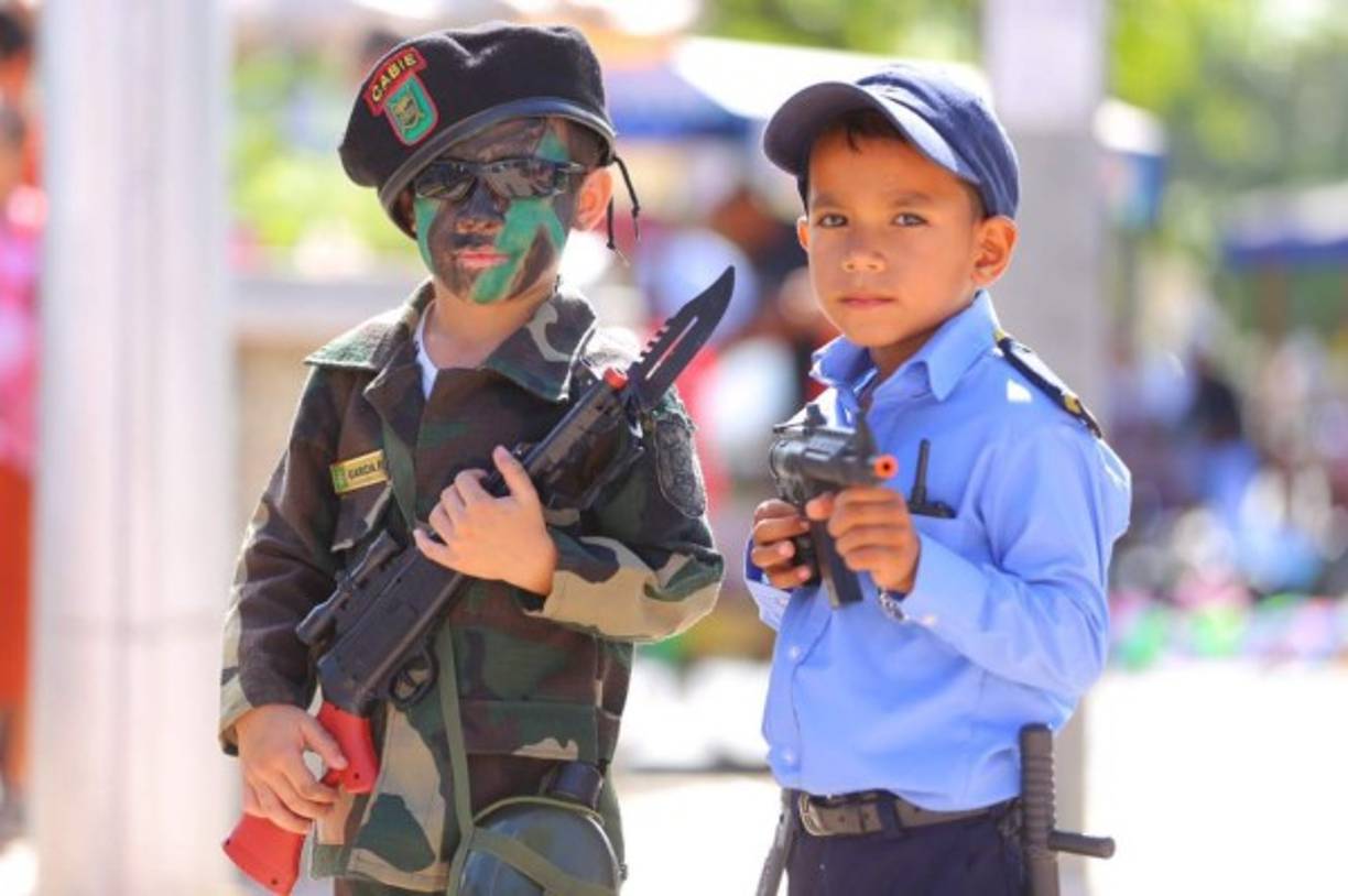 Estos dos pequeños sampedranos representaron las Fuerzas Armadas y la Policía Nacional de Honduras.