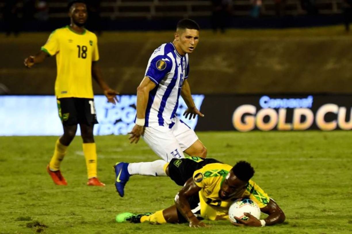 Héctor Castellanos le comete una falta al jamaicano Junior Flemmings.