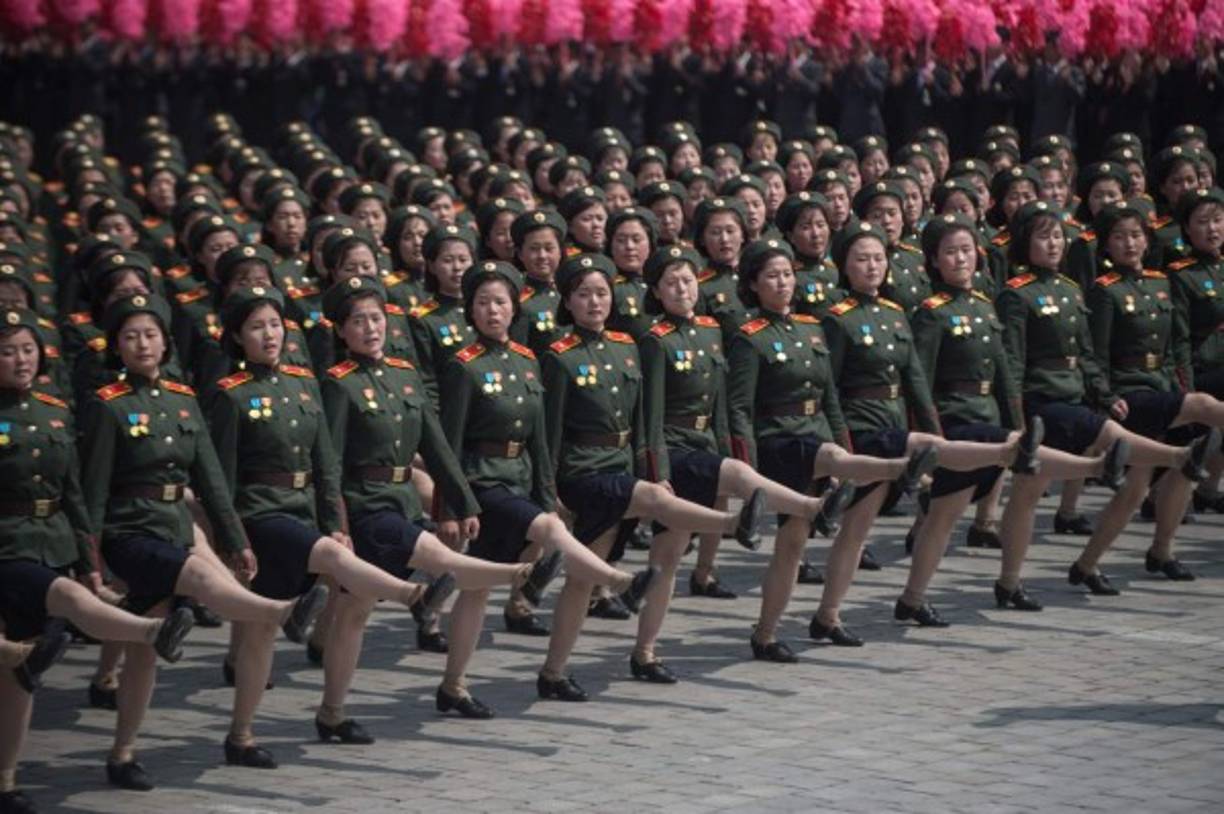 Las norcoreanas que pertenecen a una unidad de élite participaron en el desfile militar en honor a Kim Jong-un.