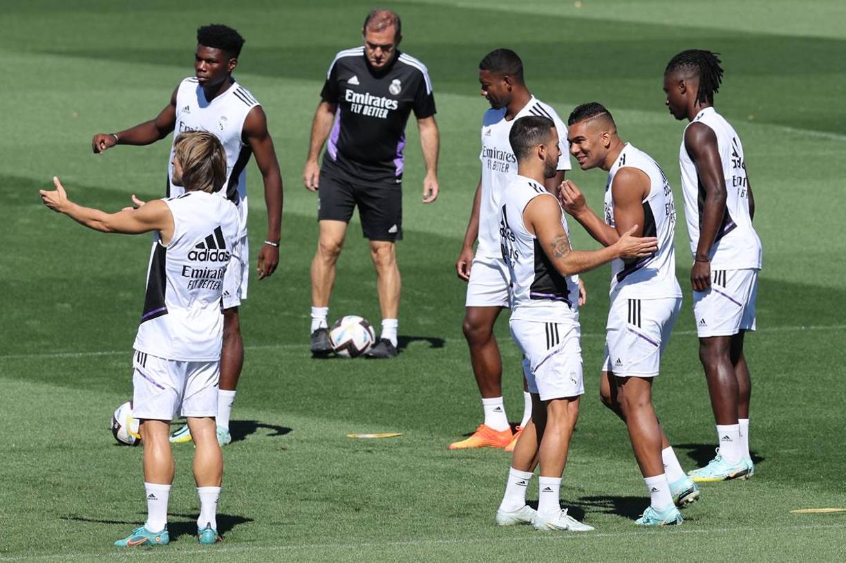 Casemiro se mostró de buen ánimo y estuvo bromeando con Eden Hazard.