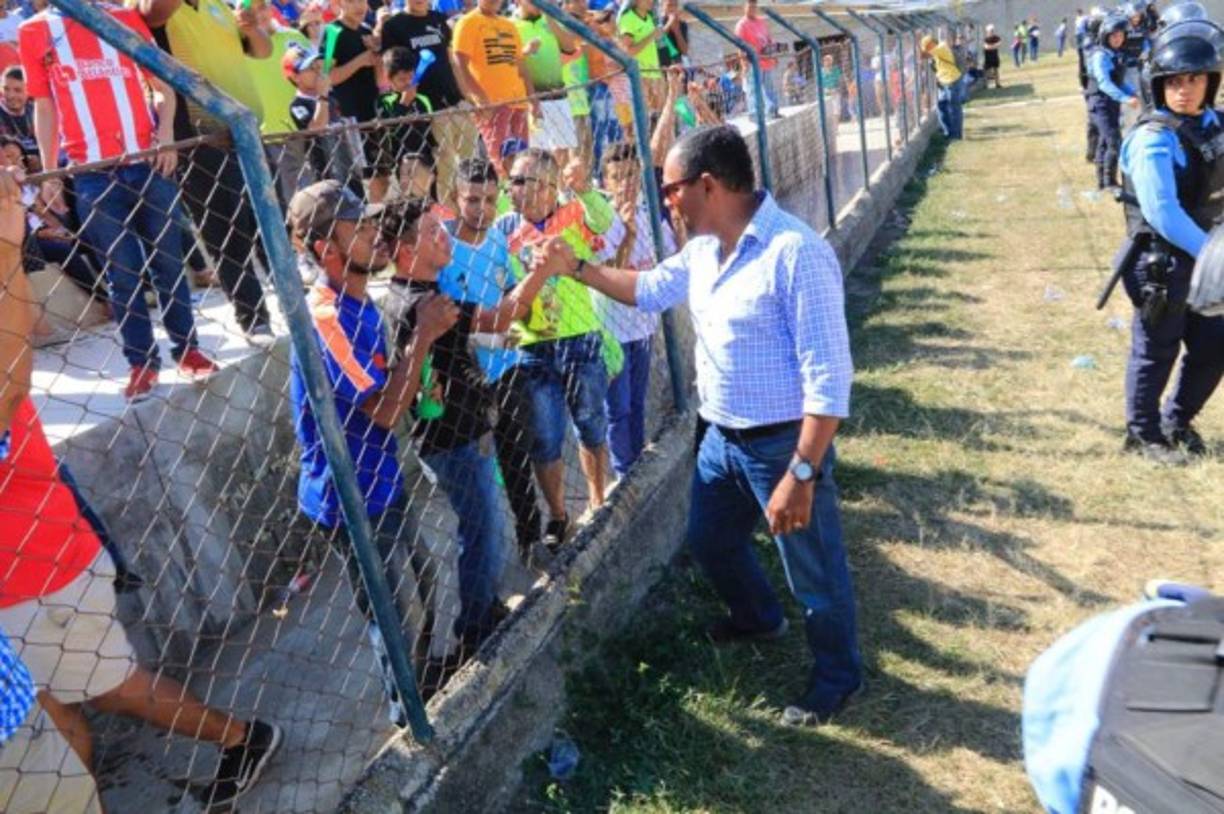 El entrenador Raúl Cáceres recibió muestras de cariño por los aficionados.