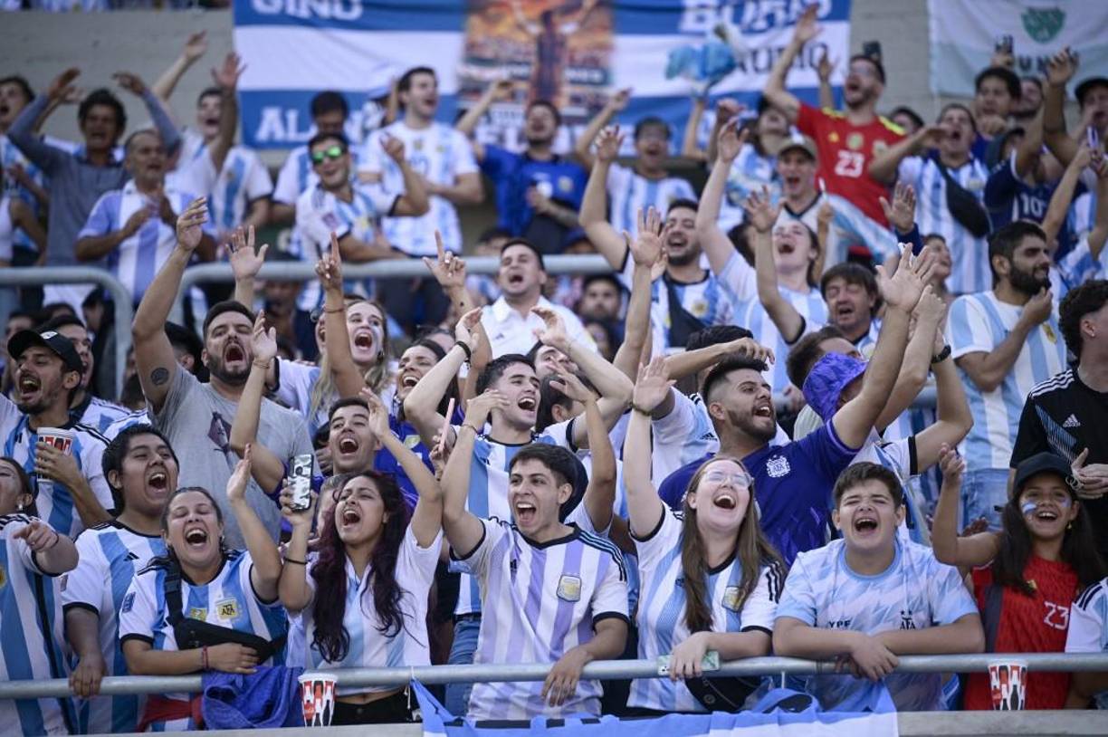 Unos 80.000 afortunados, embanderados y con camisetas celeste y blancas, se regocijaron de poder ver en persona a la selección argentina, comandada por el capitán Lionel Messi, reciente campeona del mundo en Catar-2022, en un partido amistoso convertido en una fiesta a toda orquesta.
