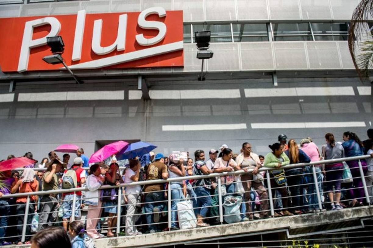 La escasez en Venezuela a llevado a los ciudadanos a hacer largas filas en las tiendas para abastecerse de los productos básicos.