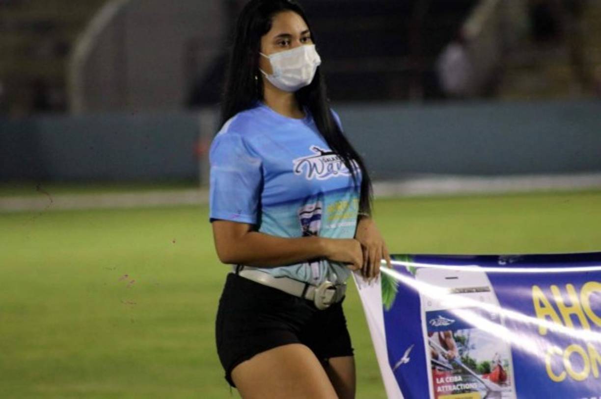 En el estadio Ceibeño guapas edecanes pusieron el color previo al partido Victoria-Olimpia.