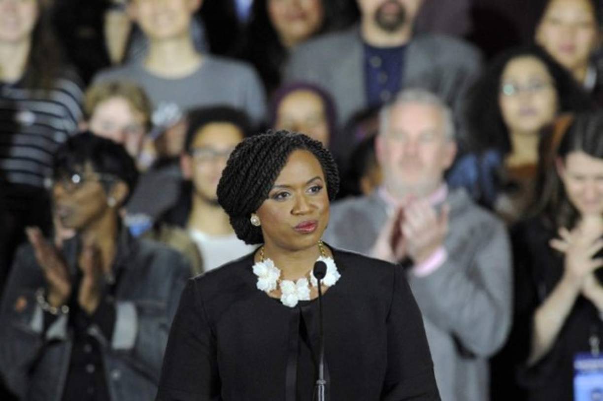 Ayanna Pressley, en Boston .<br/><br/>Esta demócrata de 44 años va a ser la primera mujer negra en representar a Massachusetts en el Congreso.<br/><br/>En una historia similar a la de Ocasio-Cortez, Pressley venció en las primarias demócratas a Michael Capuano, quien suma diez periodos en el Congreso, en un distrito inclinado a la izquierda que incluye gran parte de Boston y la Universidad de Harvard.