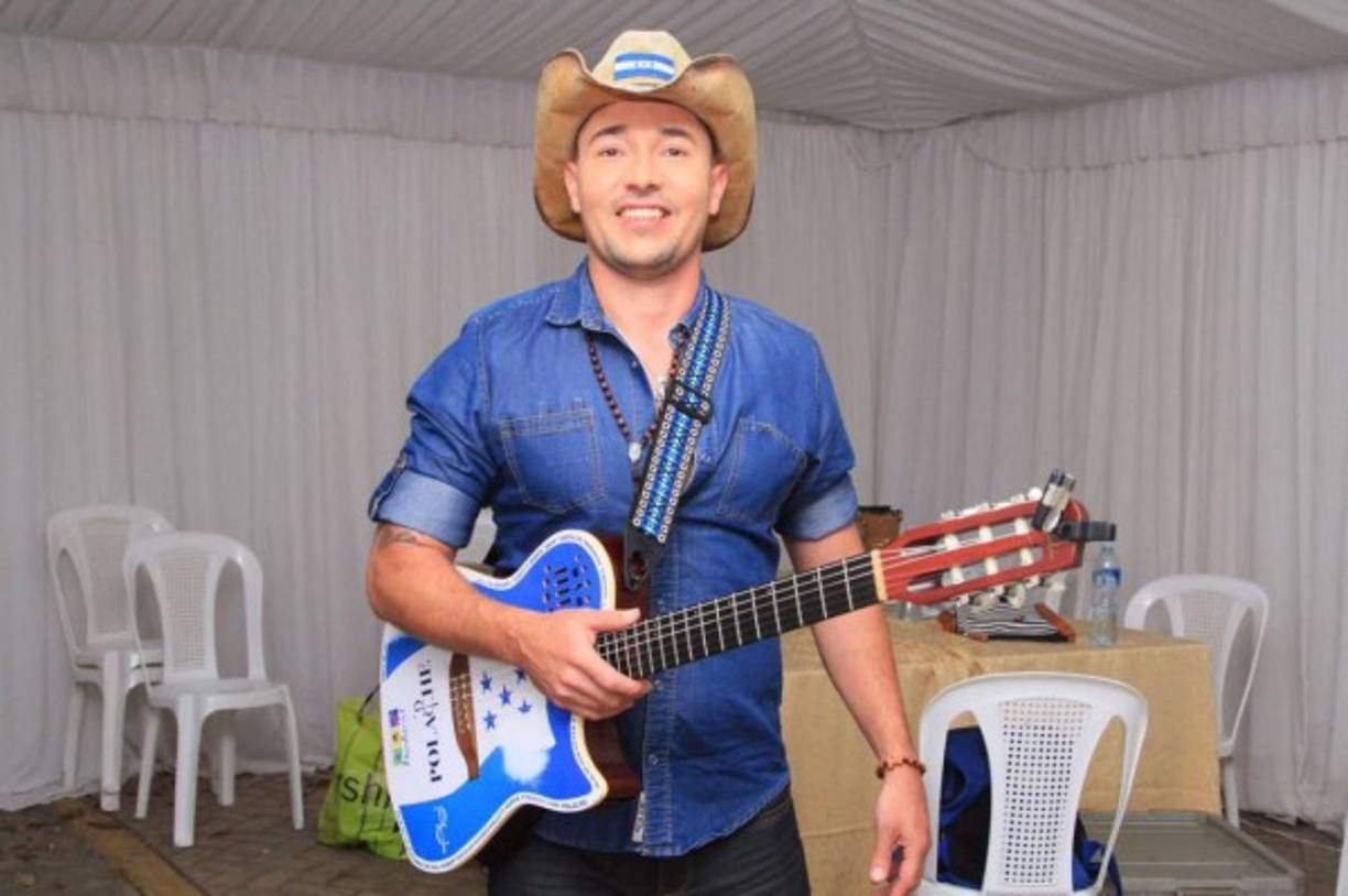 El cantante hondureño Polache es fiel seguidor del Motagua.