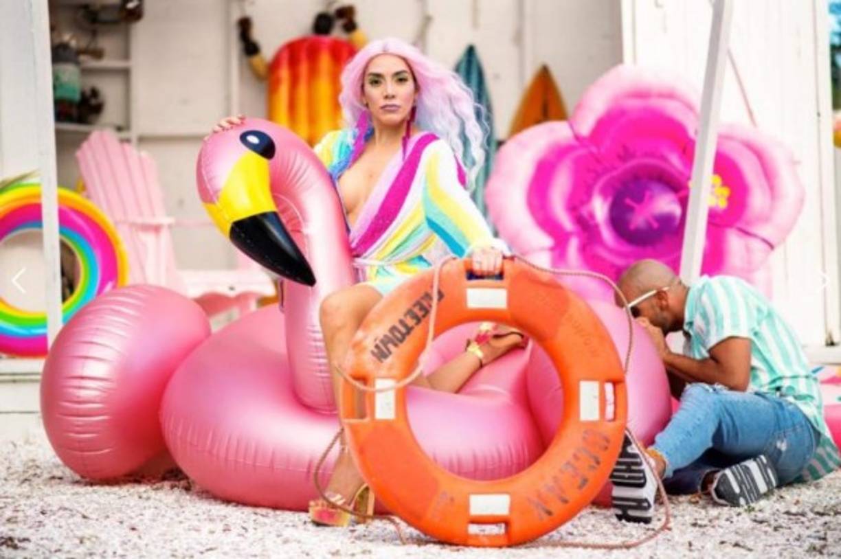 Desde muy pequeña, su mamá la puso a tomar clases de música y de ballet, para que tuviera “bonito cuerpo' y más armas que le permitieran ser quien ella quisiera cuando se hiciese mayor, según declaró en el 1998 en una entrevista con Aurora Valle, para el programa ‘En el ojo del huracán’.<br/><br/>