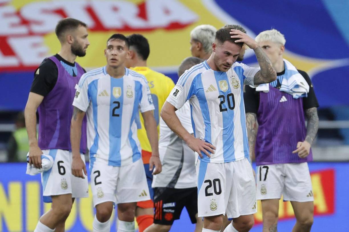 La tristeza de los jugadores de Argentina tras la derrota contra Colombia en las eliminatorias sudamericanas.
